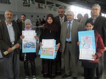 Distibution des cadeaux aux laureats du concours